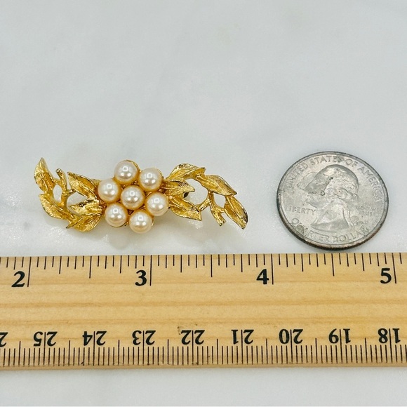 Vintage Richelieu Brooch Pin Gold Tone Faux Pearl Flower Leaf Dainty Delicate - Picture 8 of 9